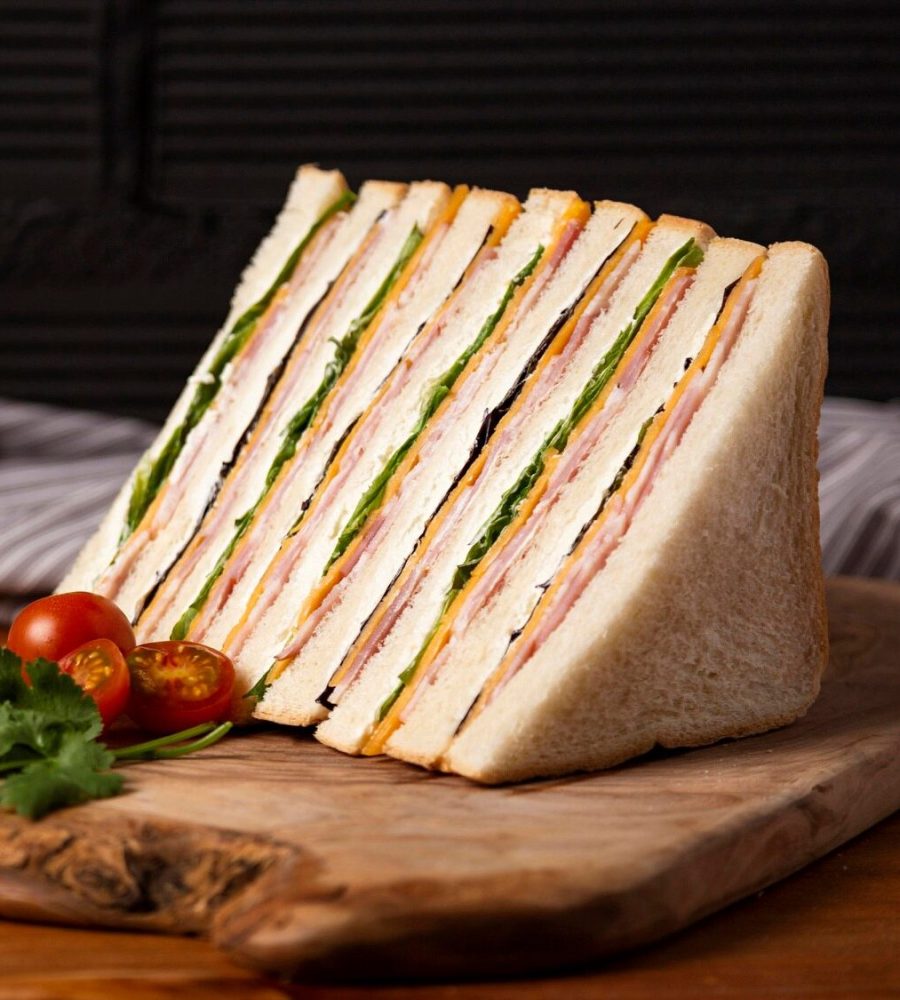 gustosi-panini-su-tavola-di-legno_23-2148633464